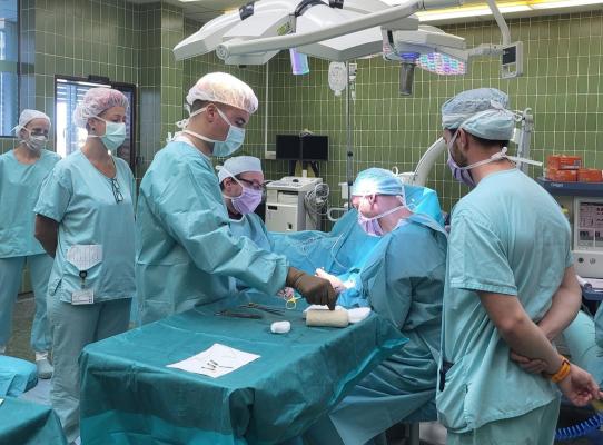 Nov mejnik v murskosoboški bolnišnici: vstavili protezo palca