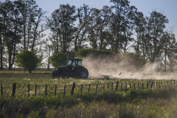 Zaseg traktorja v Radomerščaku: ena oseba huje poškodovana