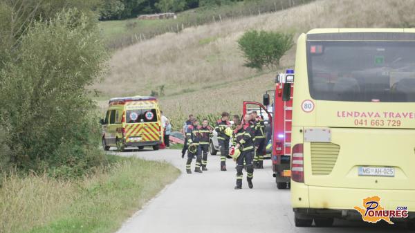 FOTO: Prometna nesreča na Goričkem, voznik pristal v jarku