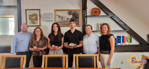 FOTO: V Puconcih sprejeli zlati maturantki in diamantnega maturanta
