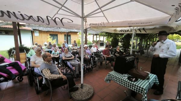 FOTO: Glasbeni obisk Ivana Švajgla v Domu starejših občanov Ljutomer