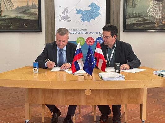 FOTO: FireLink povezuje gasilce čez mejo, med partnerji tudi pomurska občina