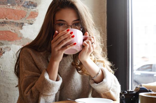 Koliko kave si lahko privoščimo z mesečno plačo?