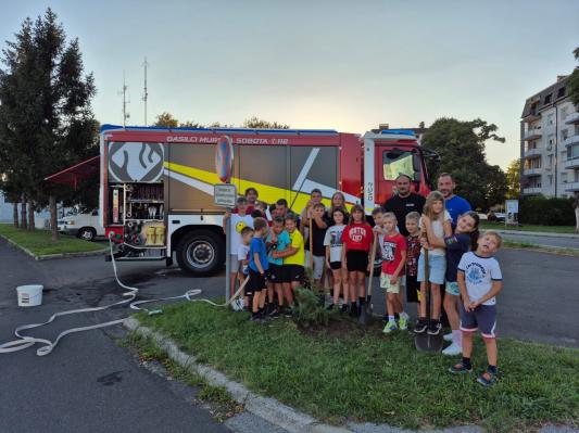 FOTO: Mladi gasilci iz Murske Sobote zasadili drevo solidarnosti