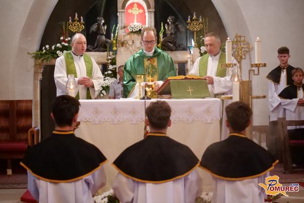 FOTO in VIDEO: Novi soboški škof Janez Kozinc daroval svojo prvo slovesno mašo v stolnici