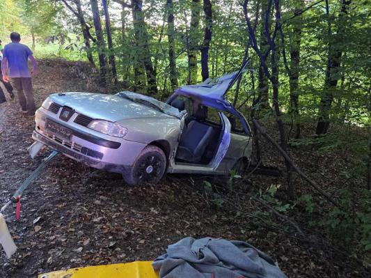 FOTO: Voznik poškodovan v nesreči v Kukeču – gasilci ga rešili iz vozila