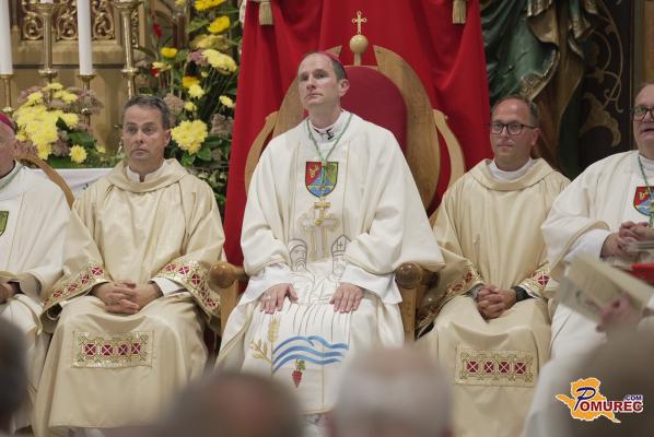 FOTO: V Črenšovcih posvečen novi murskosoboški škof Janez Kozinc