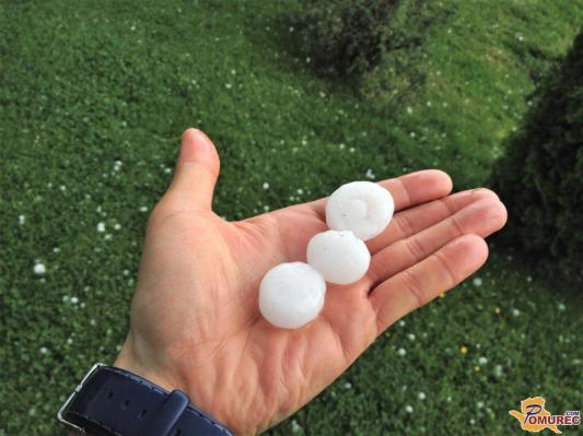 Vzhod države pod udarom neviht, možna debelejša toča