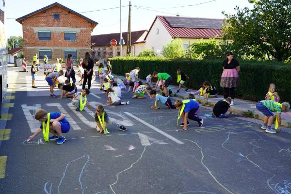 FOTO: Občina Turnišče z otroci in prostovoljci za trajnostno mobilnost