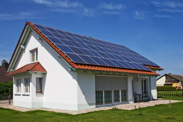 Ali lahko s sončno elektrarno povsem prekinete odvisnost od električnega omrežja?