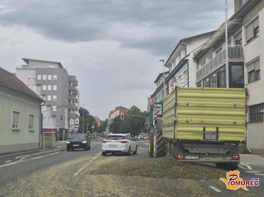 FOTO in VIDEO: Razsuta bučna semena ohromila promet v Murski Soboti, motorist pristal na tleh