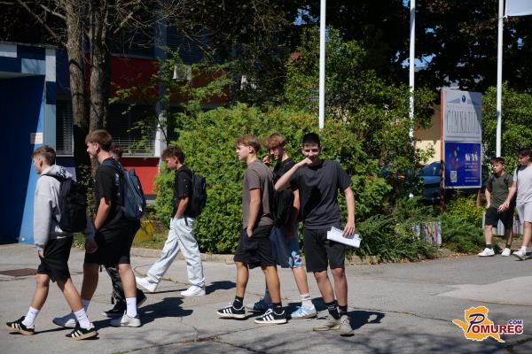 FOTO: Dijaki prvič vstopili v srednjo šolo