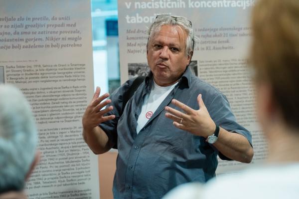 FOTO: Ganljiva razstava o slovenskih taboriščnicah v murskosoboški knjižnici