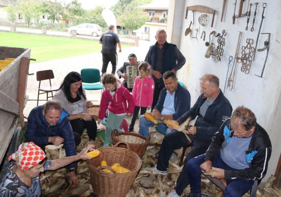 FOTO: Na Hotizi oživeli stare kmečke običaje