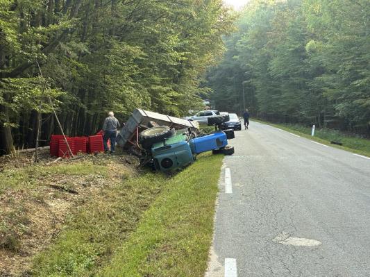 FOTO: S traktorjem v jarek, na terenu policija, gasilci in reševalci