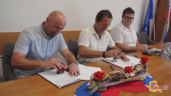 FOTO: V Kuzmi podpisali pogodbo za gradnjo novega vrtca