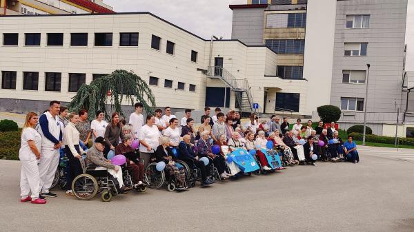 FOTO: Stanovalci doma Rakičan na sprehodu za ozaveščanje o demenci