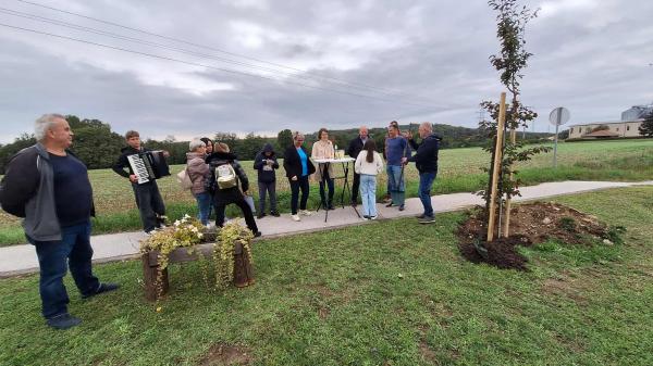 Na Vaneči posadili drevo turizma in prijateljstva