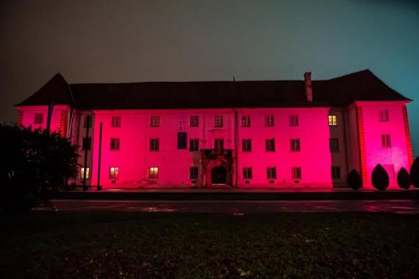 Soboški grad danes osvetljen z rdečo