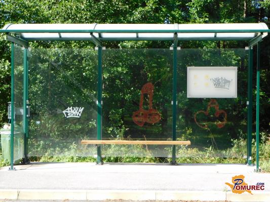 Vandalizem v Pomurju: avtobusna postaja zgrajena za potnike, ne za grafite
