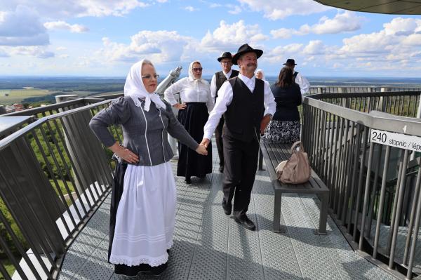 FOTO: Harmonika, violina in ples ob 10-letnici Vinariuma