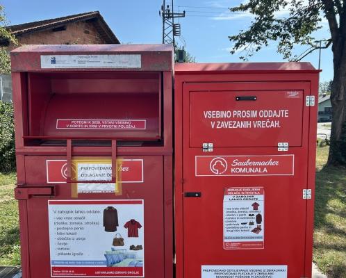 Novi zabojnik za zbiranje rabljenih oblačil na Goričkem