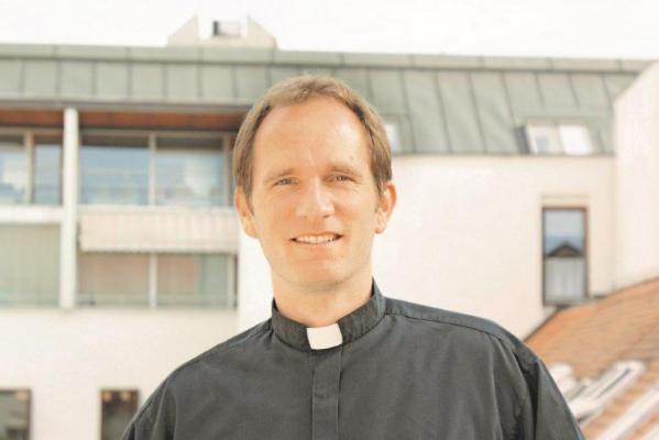 Knjižica o novem škofu prinaša osebni in duhovni vpogled v življenje Janeza Kozinca