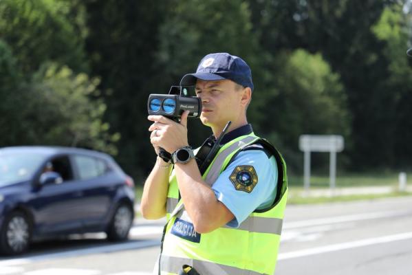 Danes bodo na pomurski avtocesti na vas prežali z radarji