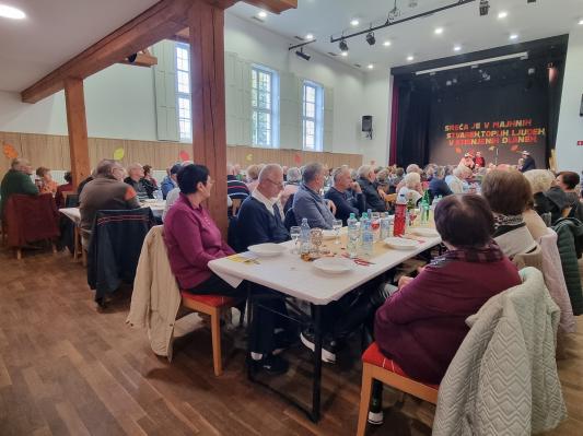 FOTO: Prebudili so se spomini in zgodbe: Na Cvenu potekalo srečanje starejših krajanov