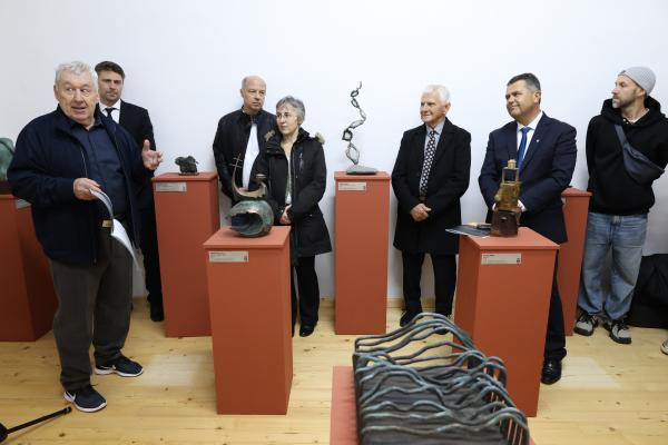 FOTO: Na lendavskem gradu odprli razstavo bronastih skulptur 