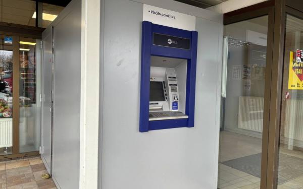 VIDEO: Brez banke, brez pošte, zdaj še brez bankomata