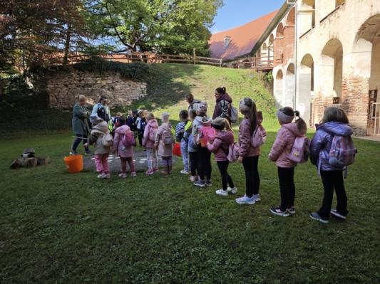 FOTO: Najmlajši raziskovalci odkrivali preteklost na Gradu na Goričkem