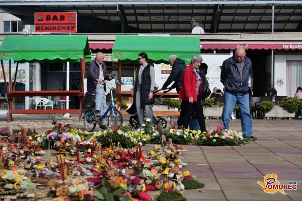 FOTO in VIDEO: Pred dnevom spomina na mrtve zaživela praznična ponudba cvetja in sveč