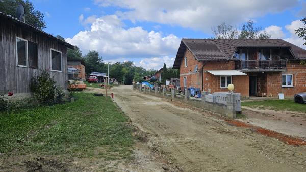 FOTO: Lendava vlaga skoraj 100.000 evrov v romsko naselje Dolga vas