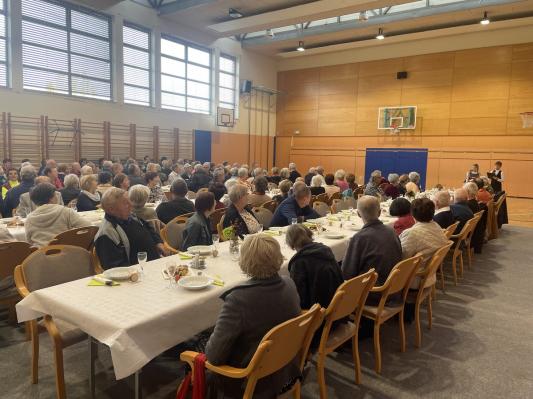 FOTO: Srečanje starejših krajanov v znamenju spominov, glasbe in dobre volje