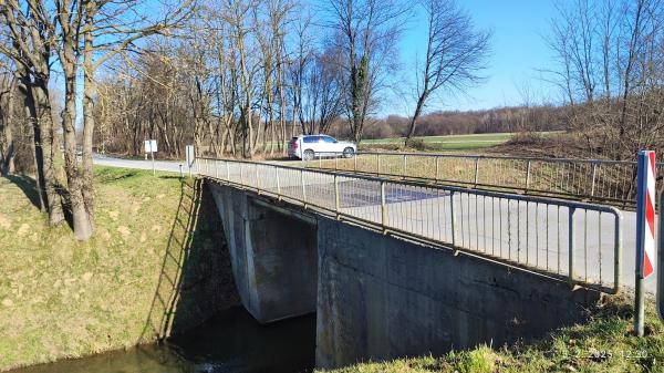 Stari leseni most nadomestil sodoben in varen prehod čez Ledavo