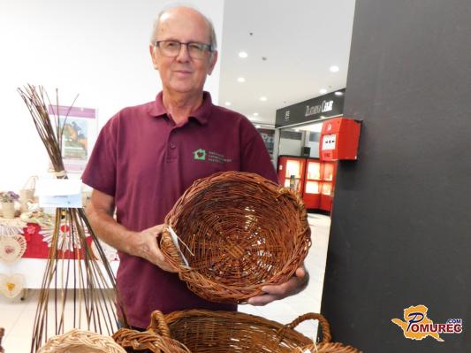 FOTO: Rokodelec iz Bratoncev, ki ohranja dediščino s pletenjem košar