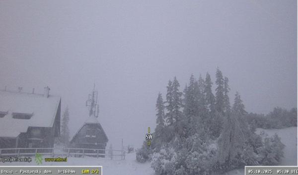 Slovenijo zajela hladna fronta: Sneg in močna burja do 120 km/h