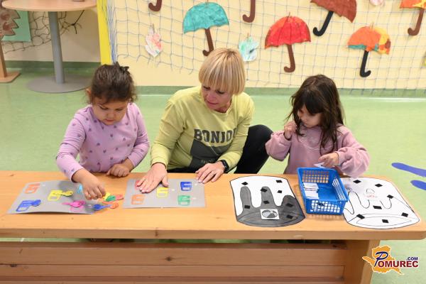 FOTO: Najmlajši se učijo računalništva brez zaslonov