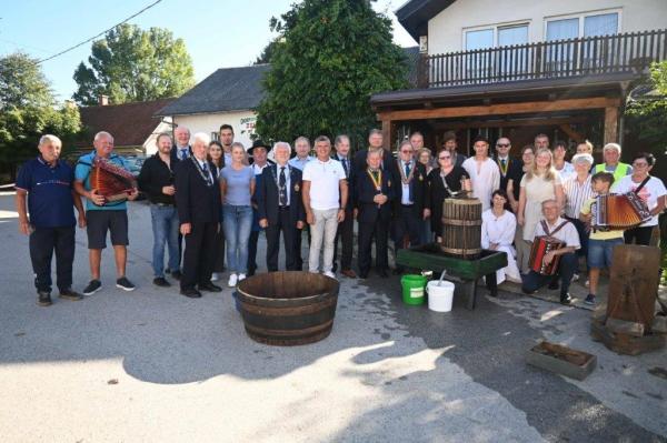 FOTO: Trgatev na Pečarovskem bregu združila domačine in viteze vina