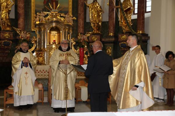 FOTO: Škof iz Amazonije daroval zlato mašo v domači Lendavi