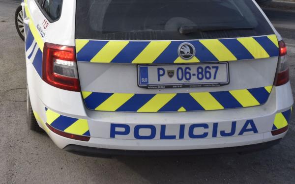 Dve osebi lažje poškodovani, policisti prijeli 13 tujcev pri nedovoljenem vstopu