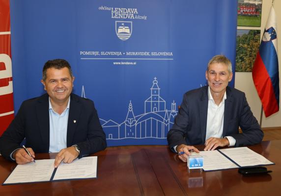 FOTO: V Lendavi podpisali pogodbo za postavitev treh novih sončnih elektrarn