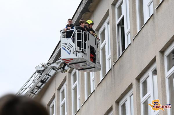 FOTO in VIDEO: Gasilci evakuirali učence na Osnovni šoli III