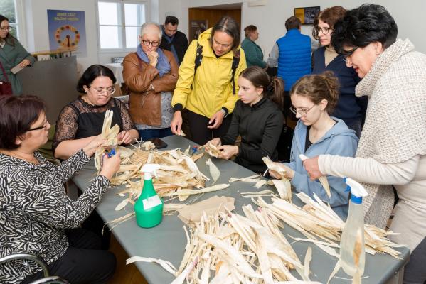 FOTO: V Pomurskem muzeju odprli razstavo »Pletenje časa«