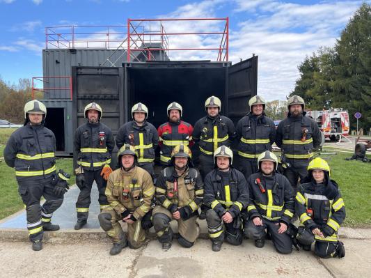 FOTO: Črenšovski gasilci vadili gašenje notranjih požarov