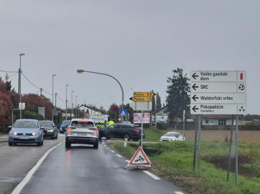 FOTO in VIDEO: Trčenje pred Mursko Soboto, udeležena policijski kombi in osebni avto
