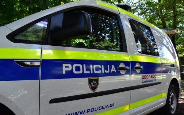 Tri prometne nesreče in tri poškodbe vozil na parkirišču