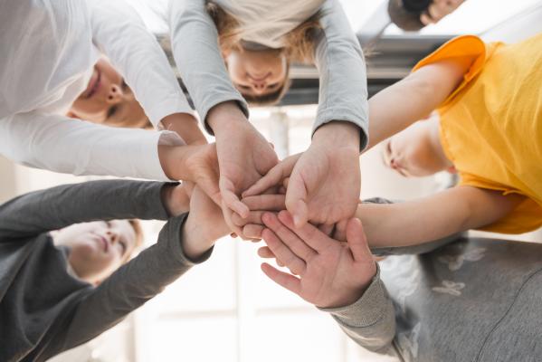 VIDEO: Pomurska znanstvenica razkriva – zakaj nekateri sodelujejo, drugi pa izkoriščajo?