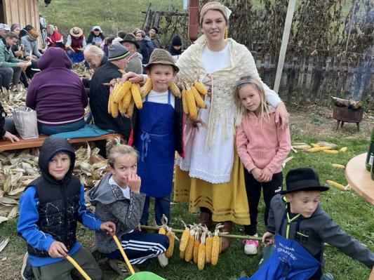 FOTO: Na Kmetiji Kovačec obudili stari jesenski običaj kožühaja koruze